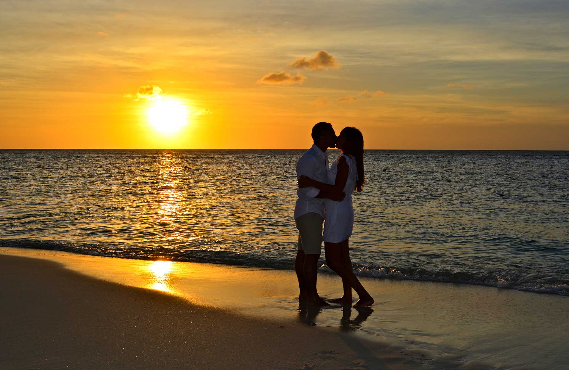 Couple-Kissing-at-Sunset-on-Eagle-Beach
