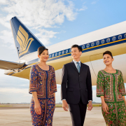 Matkustamohenkilökunta lentokoneessa – Singapore Airlines