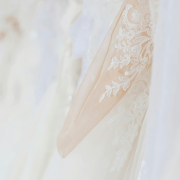 Erilaiset hääpukujen hihat – löydä tyyli, joka tuntuu omalta