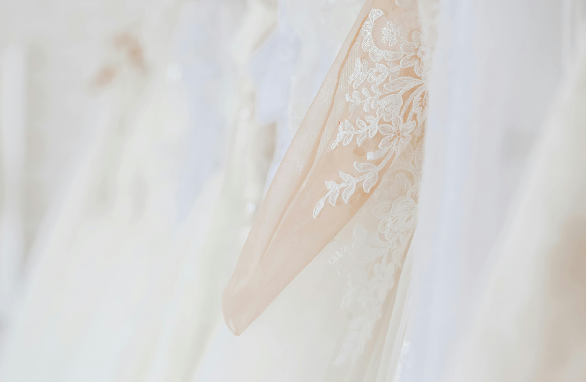 Erilaiset hääpukujen hihat – löydä tyyli, joka tuntuu omalta